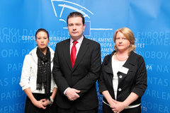 Alan Kelly MEP with Dwyer Family - 05/05/10The family of Michael Dwyer, the young Irish man killed in Boliva meeting Alan Kelly MEP in Brussels. (left to right) Ashling Dwyer, Alan Kelly MEP, Caroline Dwyer.Photo Gary Fox